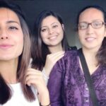 Iqra Aziz with her sister and mother